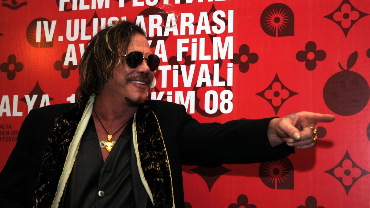 Actor Mickey Rourke surrenders shotgun to LA Sheriff’s Department – NBC Los Angeles