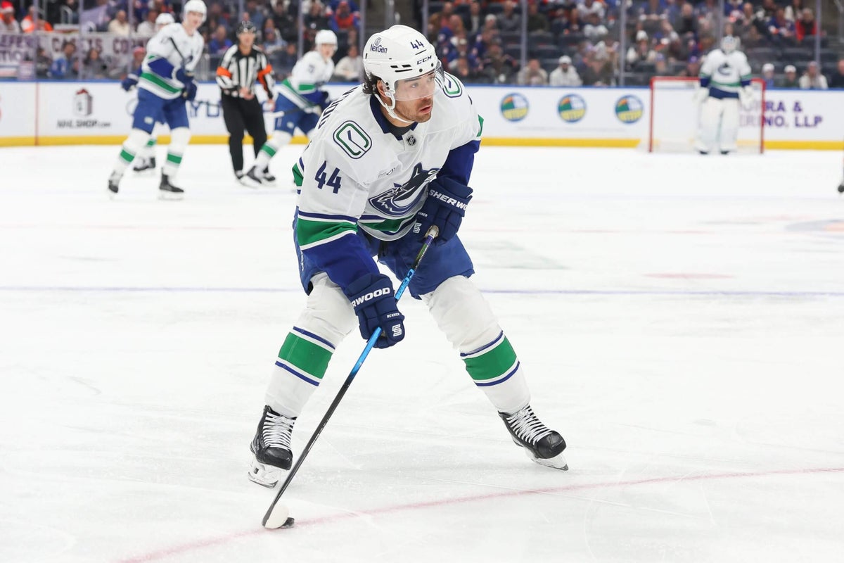 Canucks trade Kiefer Sherwood to San Jose Sharks for 2 draft picks, Cole Clayton