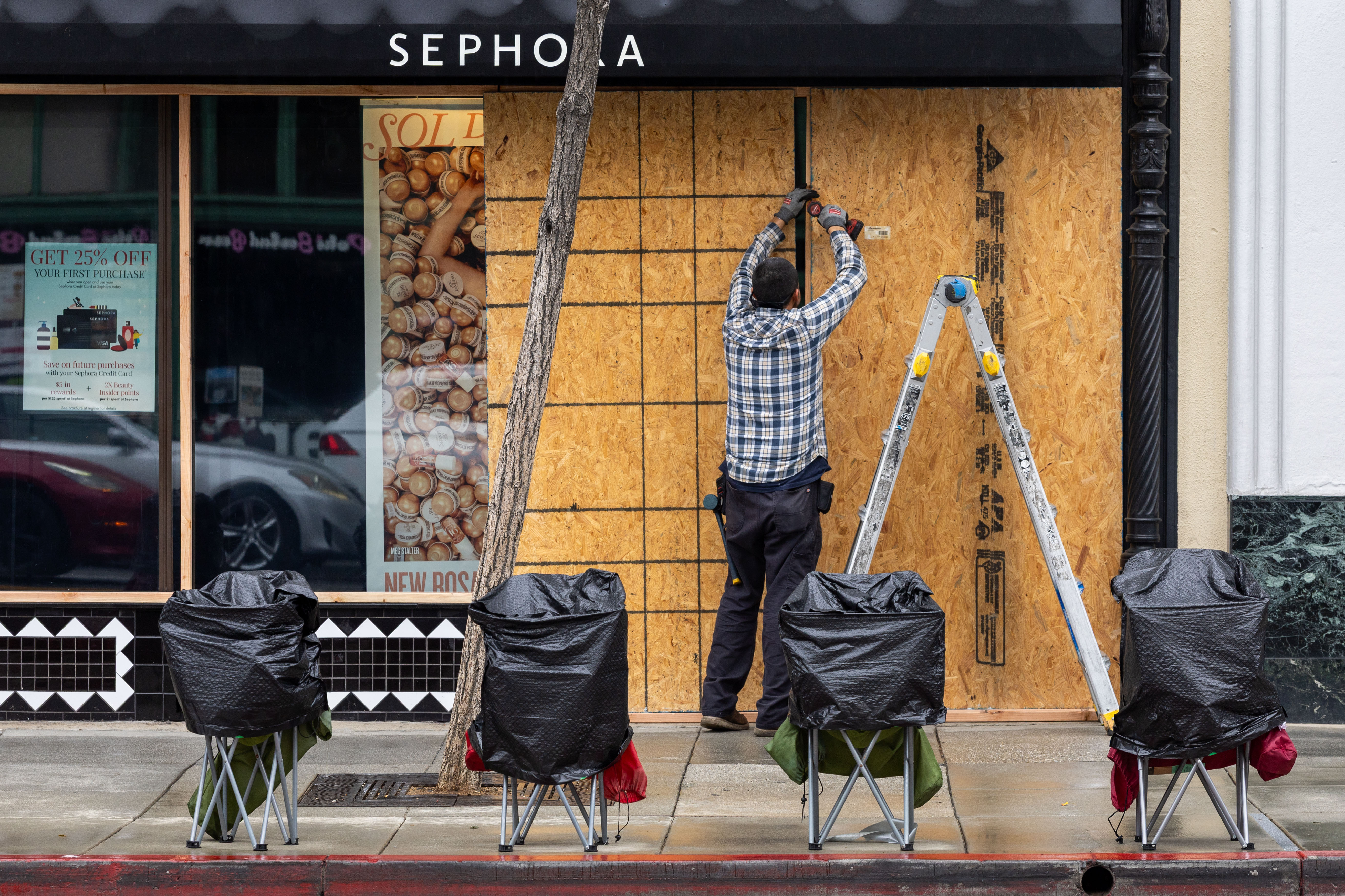 Pasadena, CA – December 31: A worker boards Sephora ahead the Rose Parade on Colorado Boulevard on Wednesday, Dec. 31, 2025 in Pasadena, CA. (Ronaldo Bolaños  / Los Angeles Times via Getty Images)
