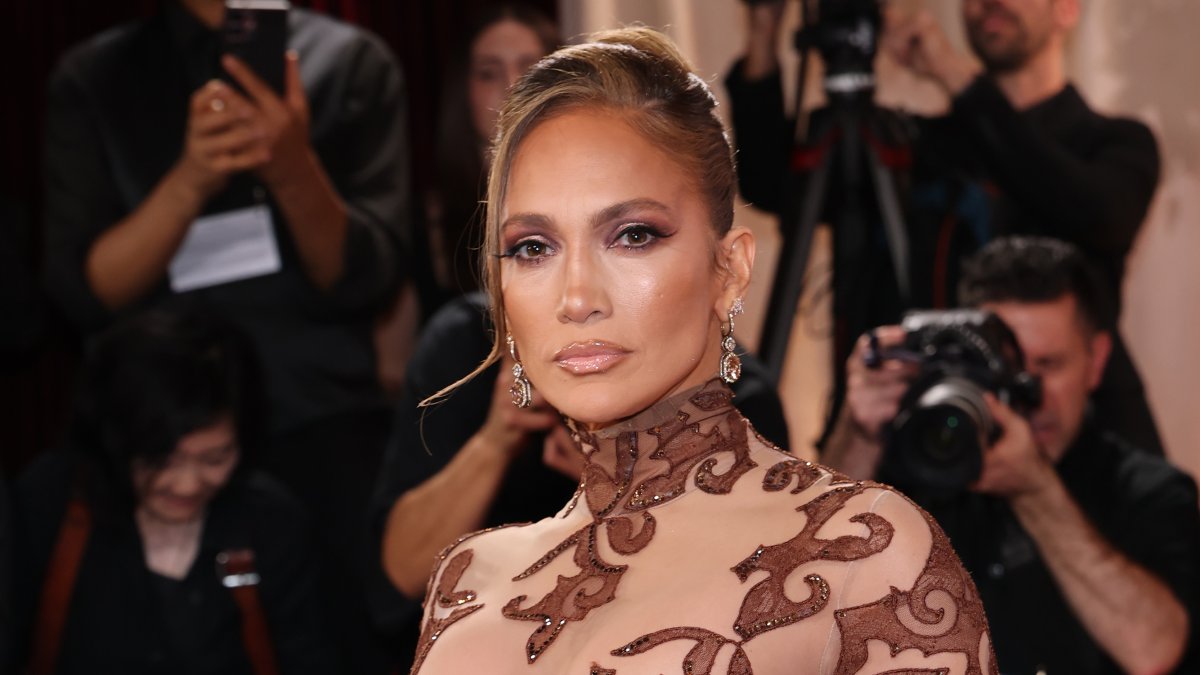 Jennifer Lopez bought her own Golden Globes 2026 dress – NBC 7 San Diego