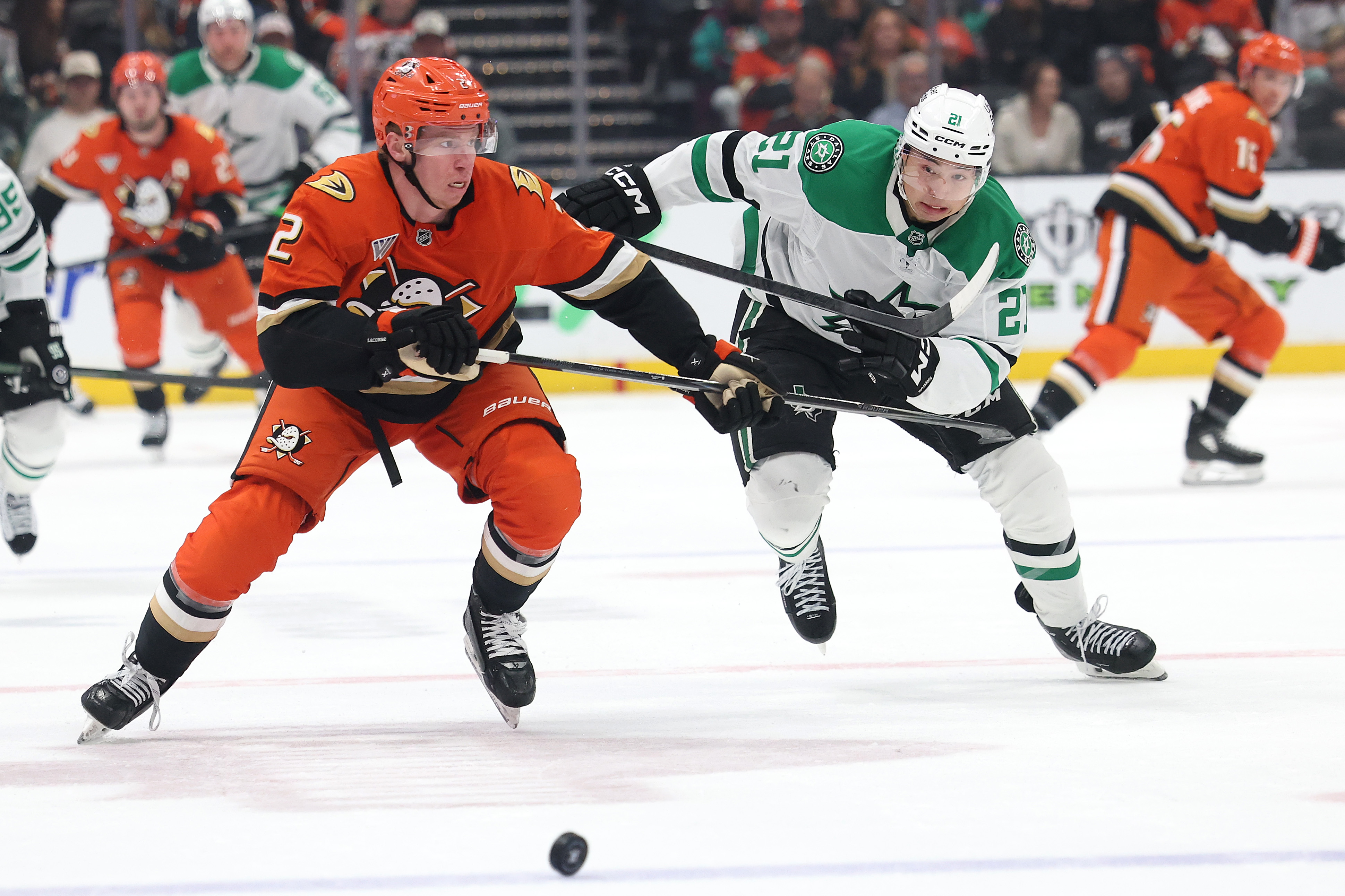 The Dallas Stars’ Jason Robertson, right, and the Ducks’ Jackson...