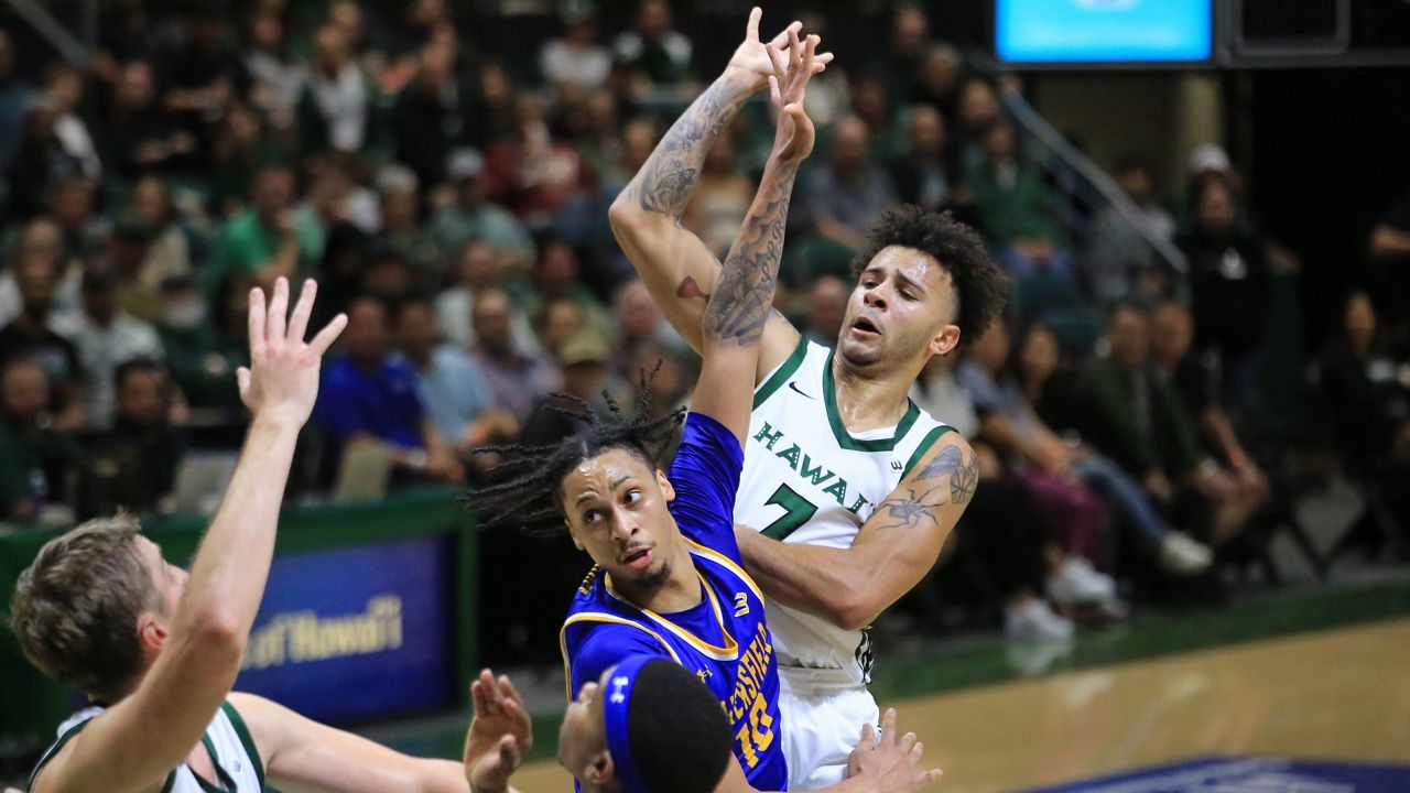 Hawaii guard Isaiah Kerr middle right, lofted a pass to teammate Harry Rouhliadeff, left, over Cal State Bakersfield's AJ George at the Stan Sheriff Center on Thursday night.