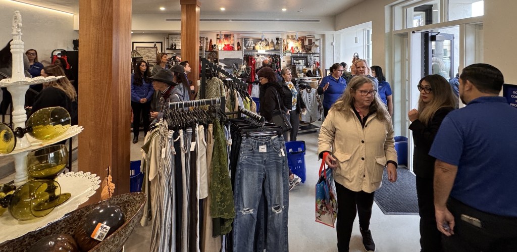 Relocated La Jolla Goodwill store opens to big crowd – San Diego Union-Tribune