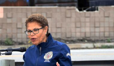 One year on, the Palisades fire has shaped LA Mayor Karen Bass’ first term, and her reelection hopes – Daily News