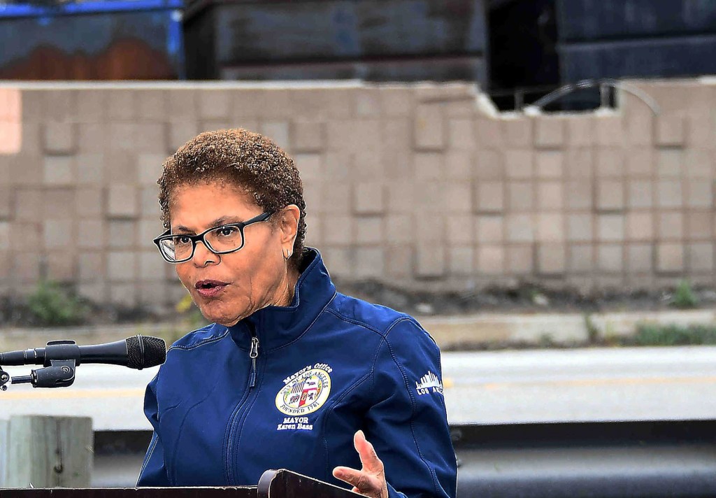 One year on, the Palisades fire has shaped LA Mayor Karen Bass’ first term, and her reelection hopes – Daily News