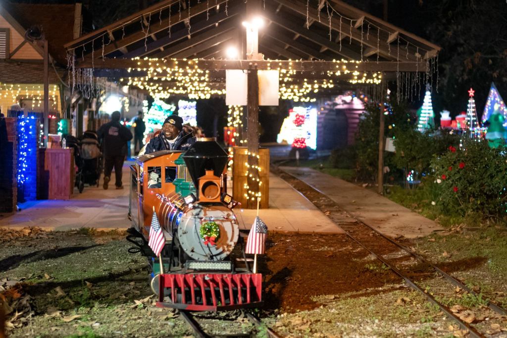 Families enjoy a ride on the Holiday Light Festival Train in Griffith Park – Daily News