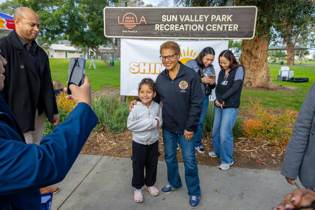 Karen Bass joined neighbors to kickoff Shine LA in Sun Valley with Councilmembers Padilla and Nazarian – Daily News