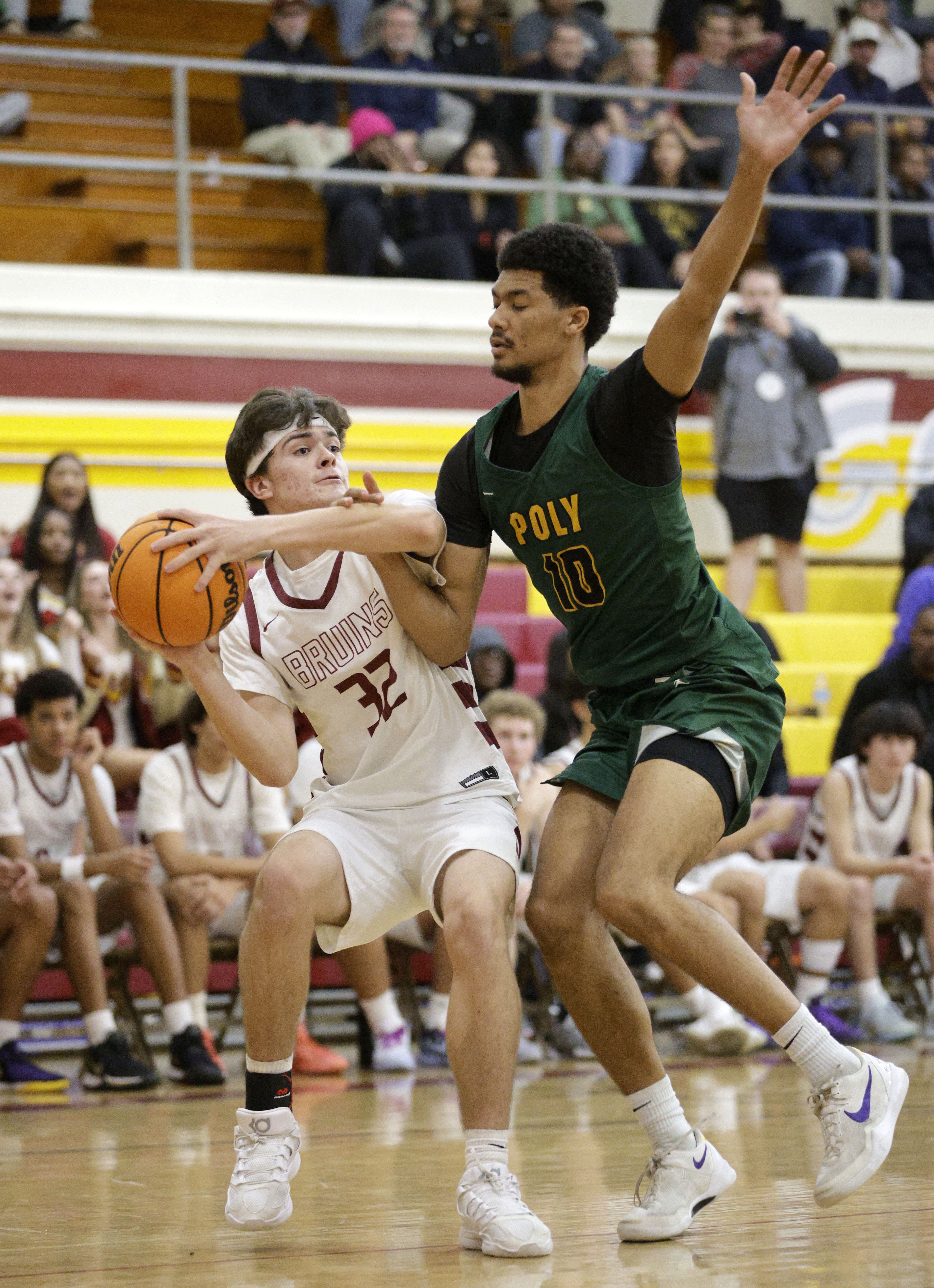 Long Beach Polys Jett Von (10) tries to block Wilsons...