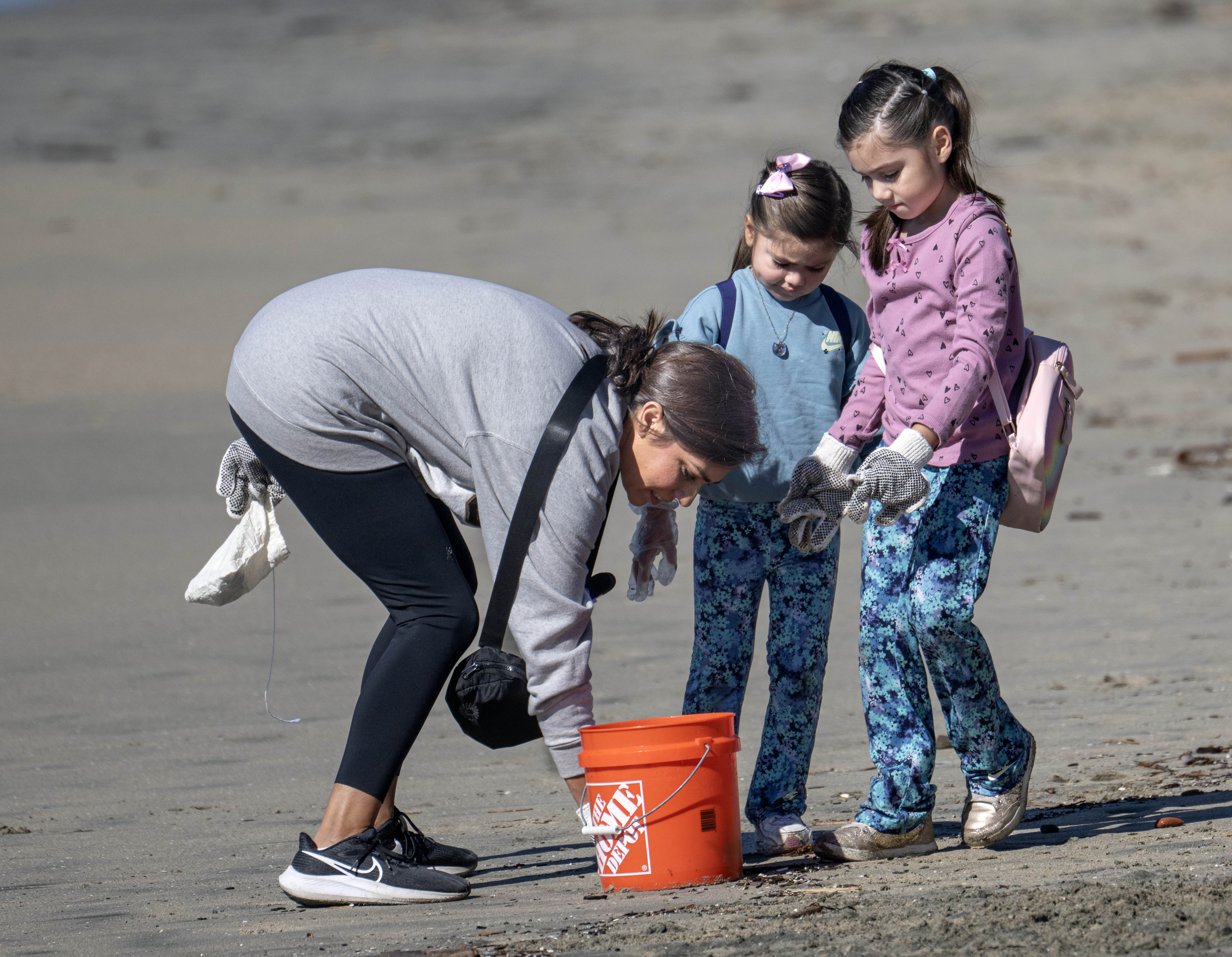 Teresa Vallejo and her children Izabella, 5, left, and Victoria,...