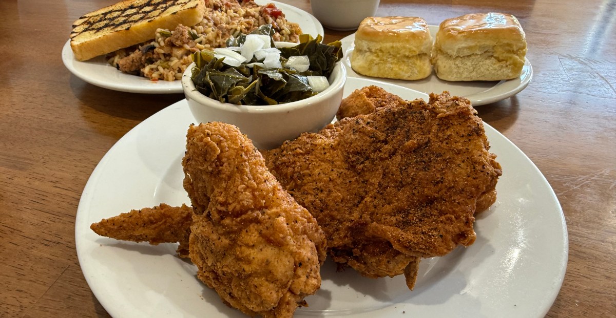 This San Fernando Valley Institution Serves Some of Los Angeles’s Best Fried Chicken