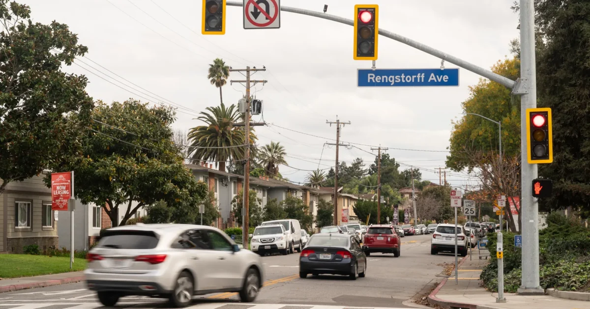 Major Mountain View intersection gets new traffic signal