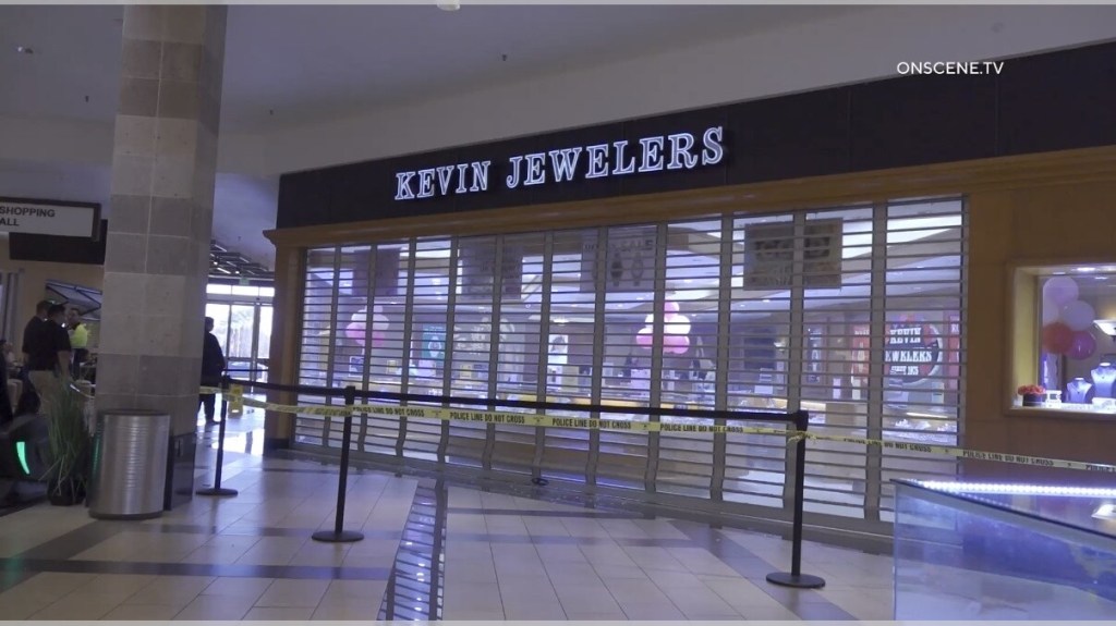 Smash-and-grab robbers hit Brea Mall jewelry store – again – Orange County Register