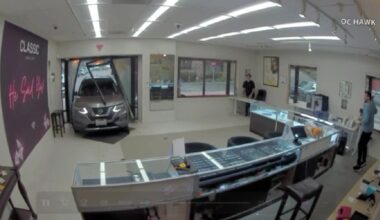 Stolen SUV rammed into Anaheim store in $1 million jewelry heist; suspects crash in getaway cars – Redlands Daily Facts