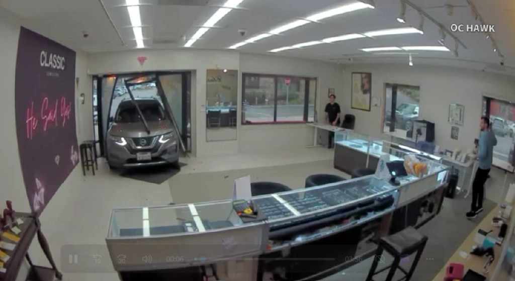 Stolen SUV rammed into Anaheim store in $1 million jewelry heist; suspects crash in getaway cars – Redlands Daily Facts