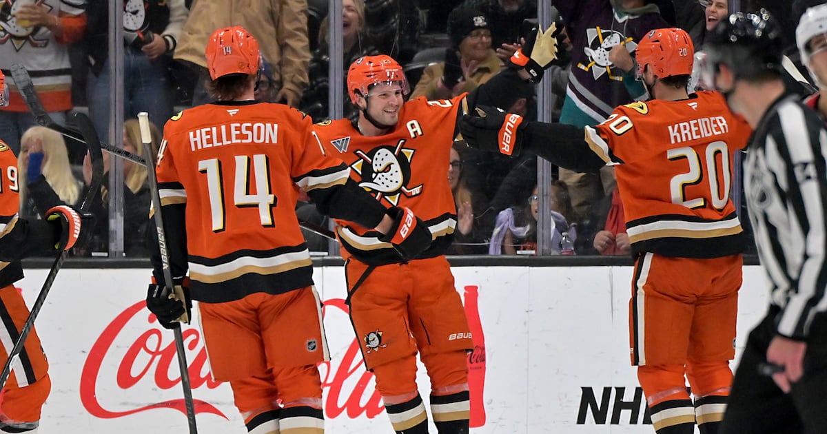 Beckett Sennecke, Mason McTavish score in shootout to lead Anaheim Ducks past Los Angeles Kings in Freeway Faceoff