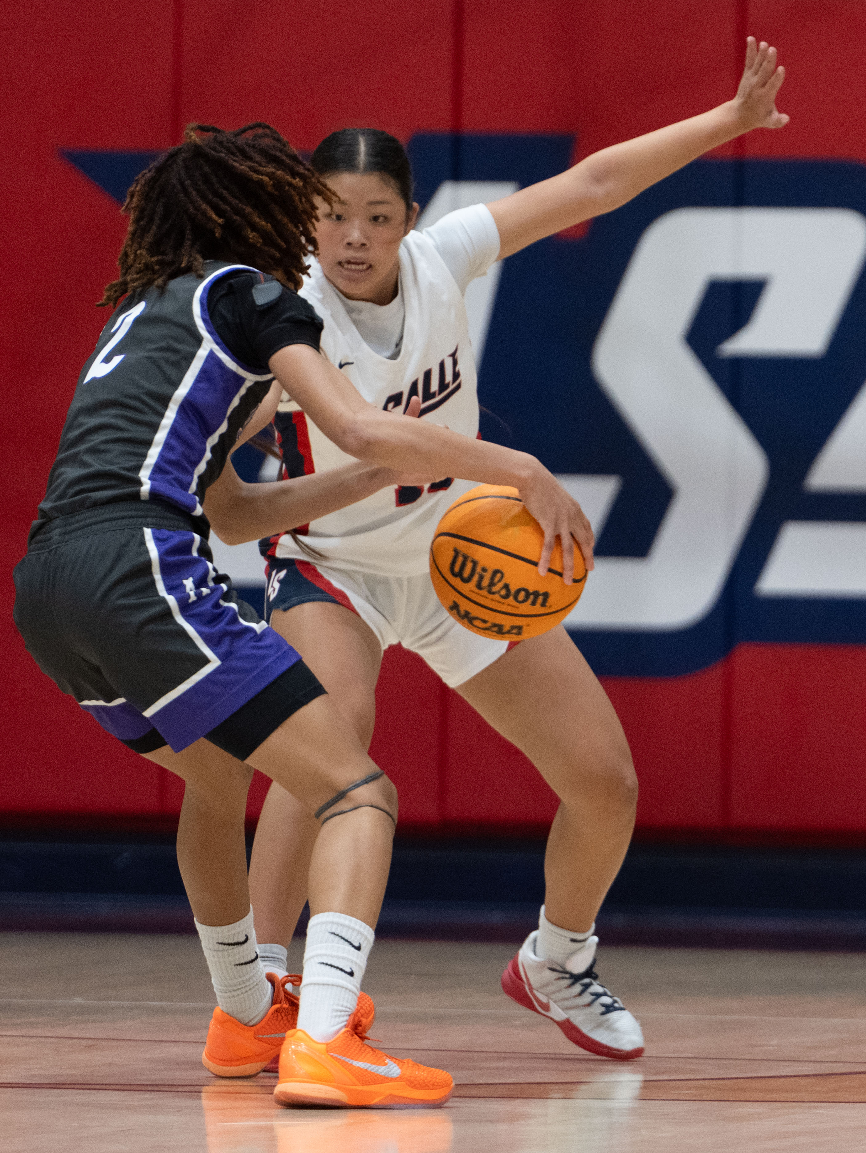 La Salle’s Julianne Tan guards St. Anthony’s Laila Hughes during...