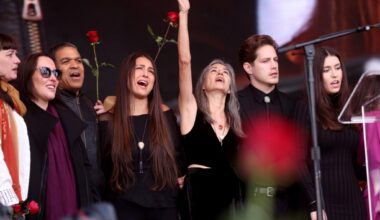 Thousands gather in San Francisco to honor Grateful Dead's Bob Weir