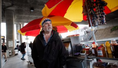 When the Super Bowl comes to town, an NFL ‘clean zone’ will kick out a beloved hot dog vendor from his longtime post – The Mercury News