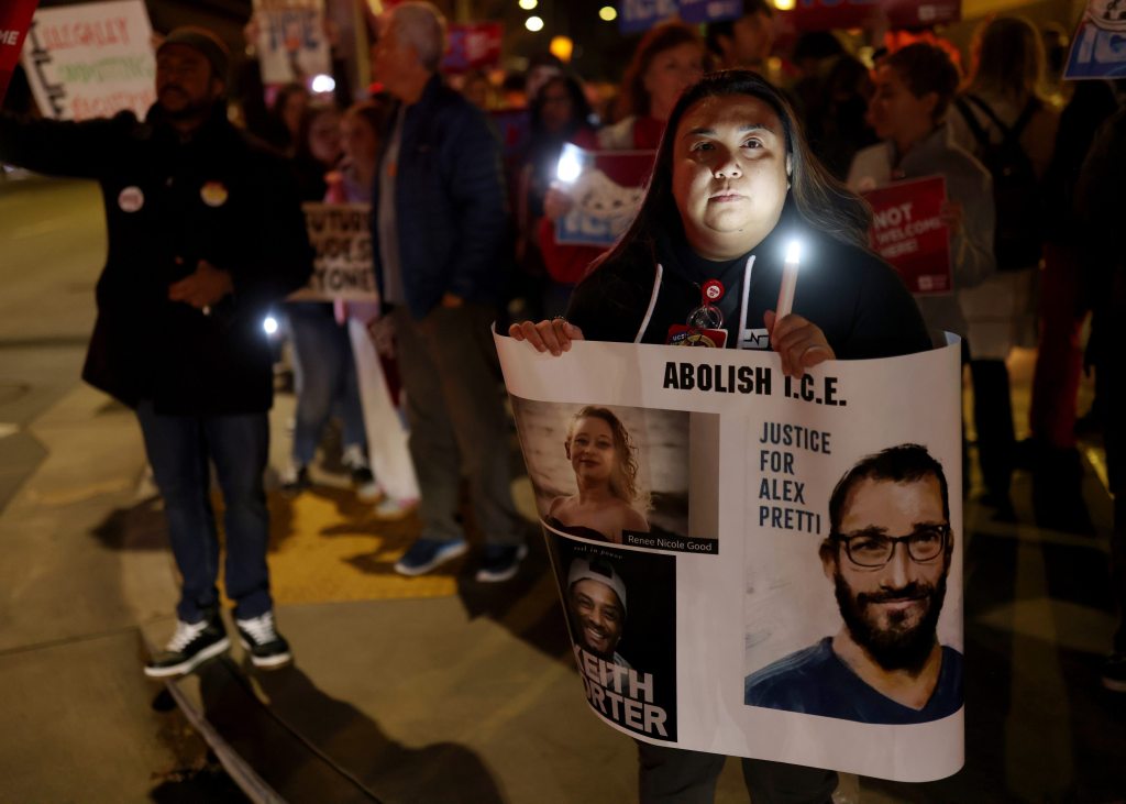 Health care workers join Oakland vigil to protest ICE fatal shooting of Minneapolis ICU nurse – East Bay Times