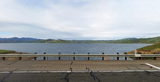 About 1 mile of Highway 152, which runs between Gilroy and Los Banos, Calif., would need to be raised by 11 feet near Cottonwood Bay under a plan to expand the size of San Luis Reservoir. (Photo: Google Maps)