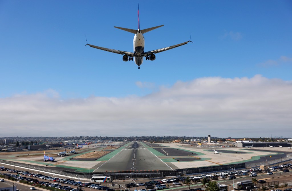 Lighting issue temporarily closes runway at San Diego International Airport – San Diego Union-Tribune