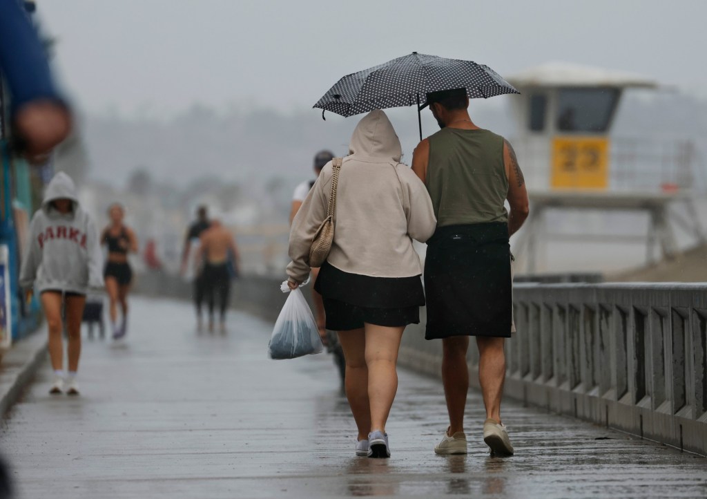 Heavy rainfall inundates roadways, knocks out power, prompts San Diego River flood warning – San Diego Union-Tribune