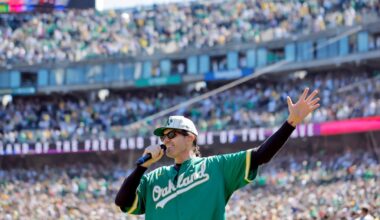 A master on mounds, at mics, Barry Zito returns to San Diego for Hall of Fame honors