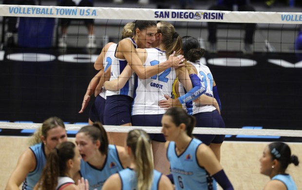 SAN DIEGO, CA - January 11, 2026: Mojo players celebrate a point against the Valkyries during the first set at the Viejas Arena in San Diego on Sunday, January 11, 2026. (Hayne Palmour IV / For The San Diego Union-Tribune)