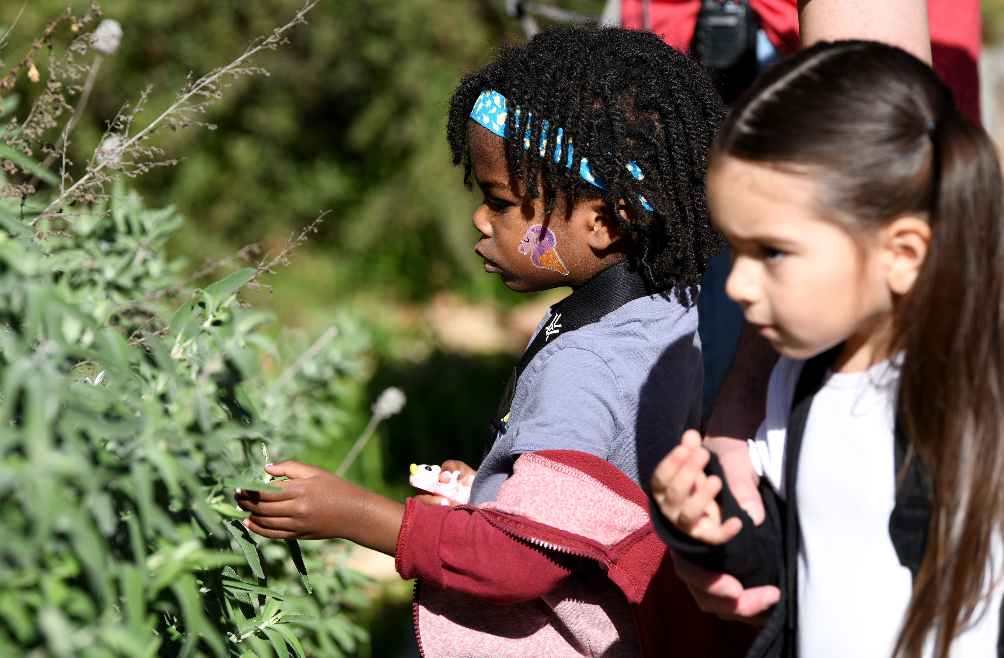 Pria Hampton, 3, left, and Julianna Ramirez have a close...