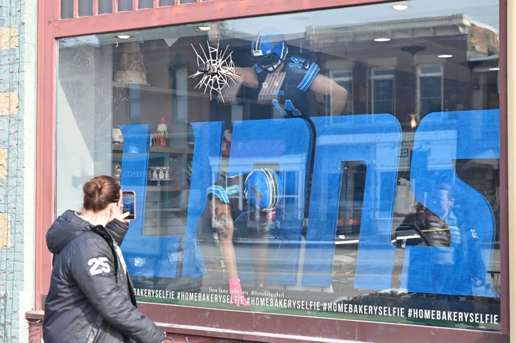 Rochester bakery unveils life-sized cake of Jahmyr Gibbs, Amon-Ra St. Brown – The Oakland Press