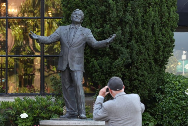 A statue of Tony Bennett.
