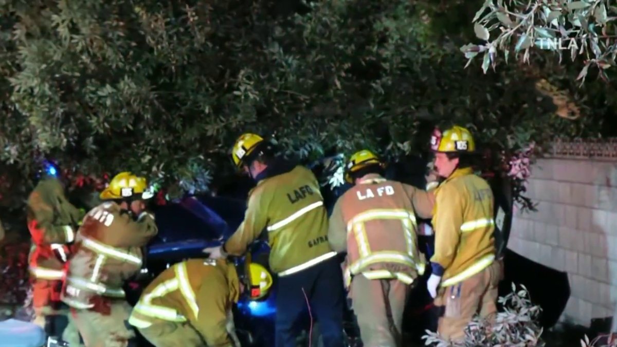 1 killed, 1 hospitalized in Woodland Hills crash – NBC Los Angeles