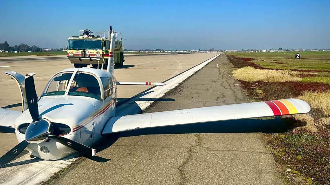 Plane makes safe emergency landing at McClellan without landing gear