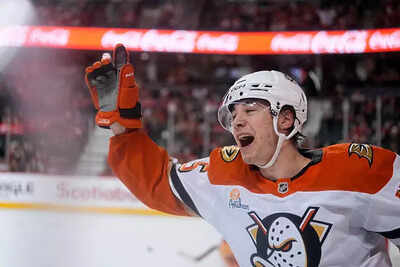 Beckett Sennecke's OT score marks his first career hat-trick, brings big win for Anaheim Ducks against Calgary Flames