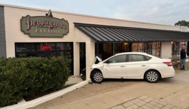 Car crashes into Point Loma tattoo shop following collision with another vehicle – San Diego Union-Tribune