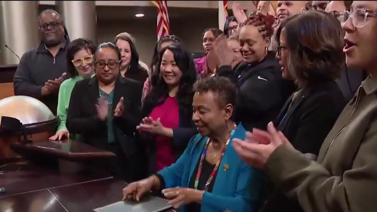 Oakland signs executive orders against federal immigration enforcement 