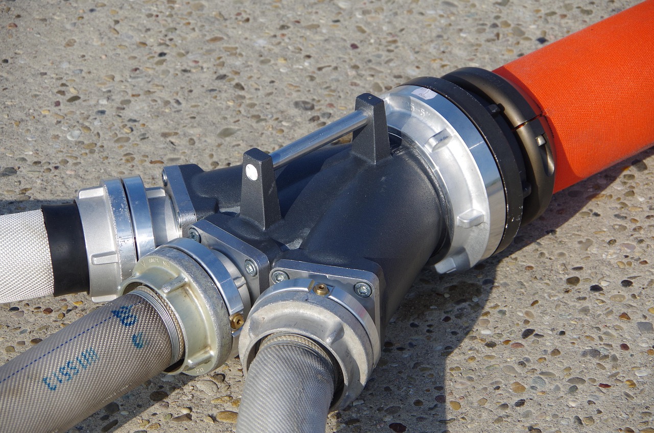 Fire crews contain vehicle blaze in Clovis neighborhood