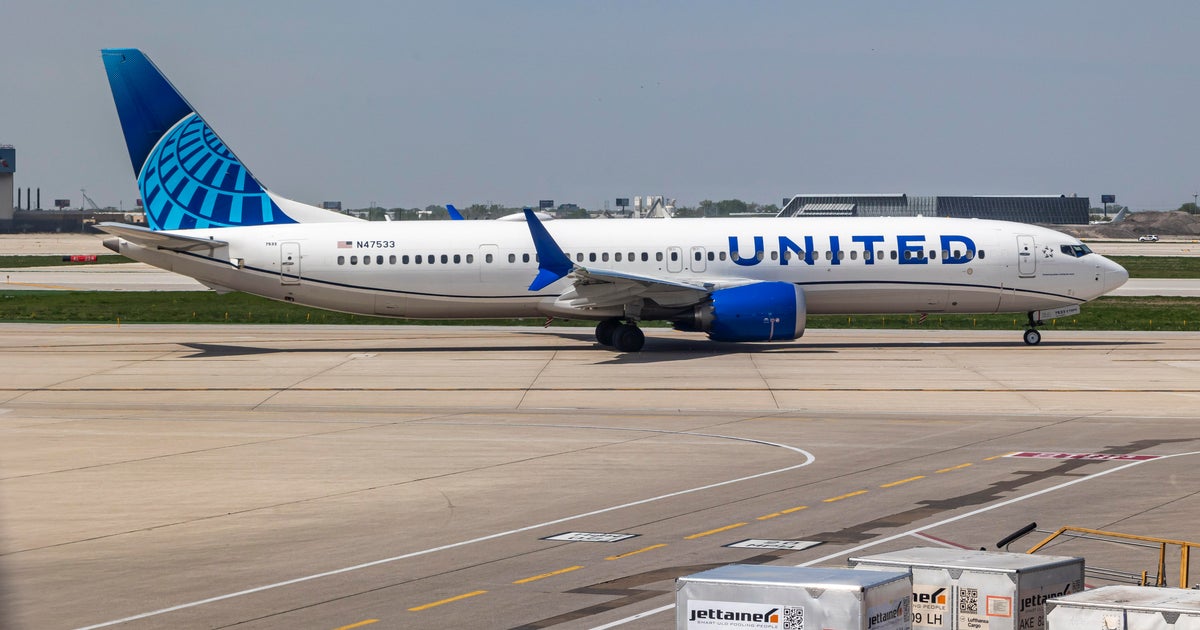 United Airlines flight from D.C. to San Francisco diverted to Chicago due to unruly passenger