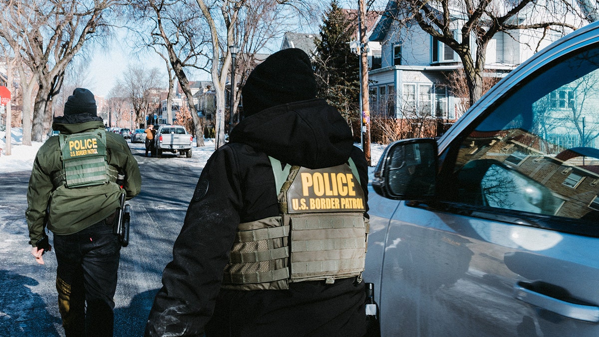 ICE-agents-and-car