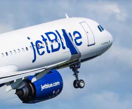 JetBlue Airbus A321LR lifting off to the US