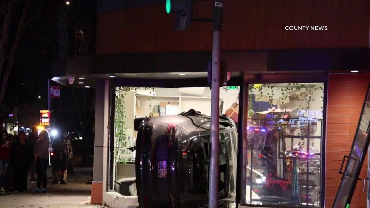 Car crashes into Long Beach hangout spot