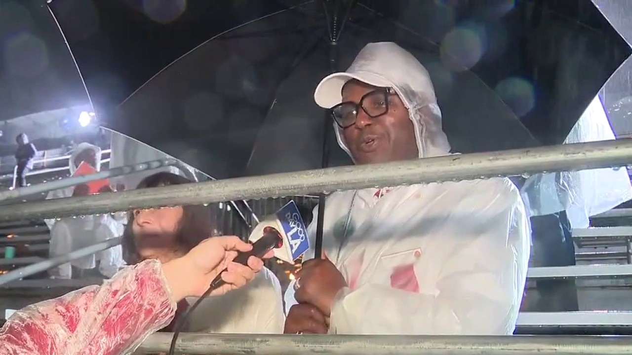 Spectators brace for soggy Rose Parade