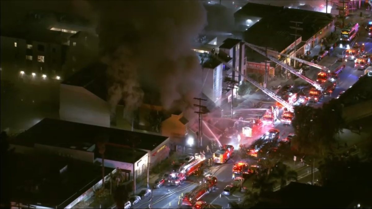 Fire burns through building in North Hills – NBC Los Angeles