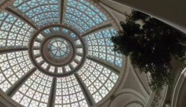 San Francisco's largest shopping mall closes early