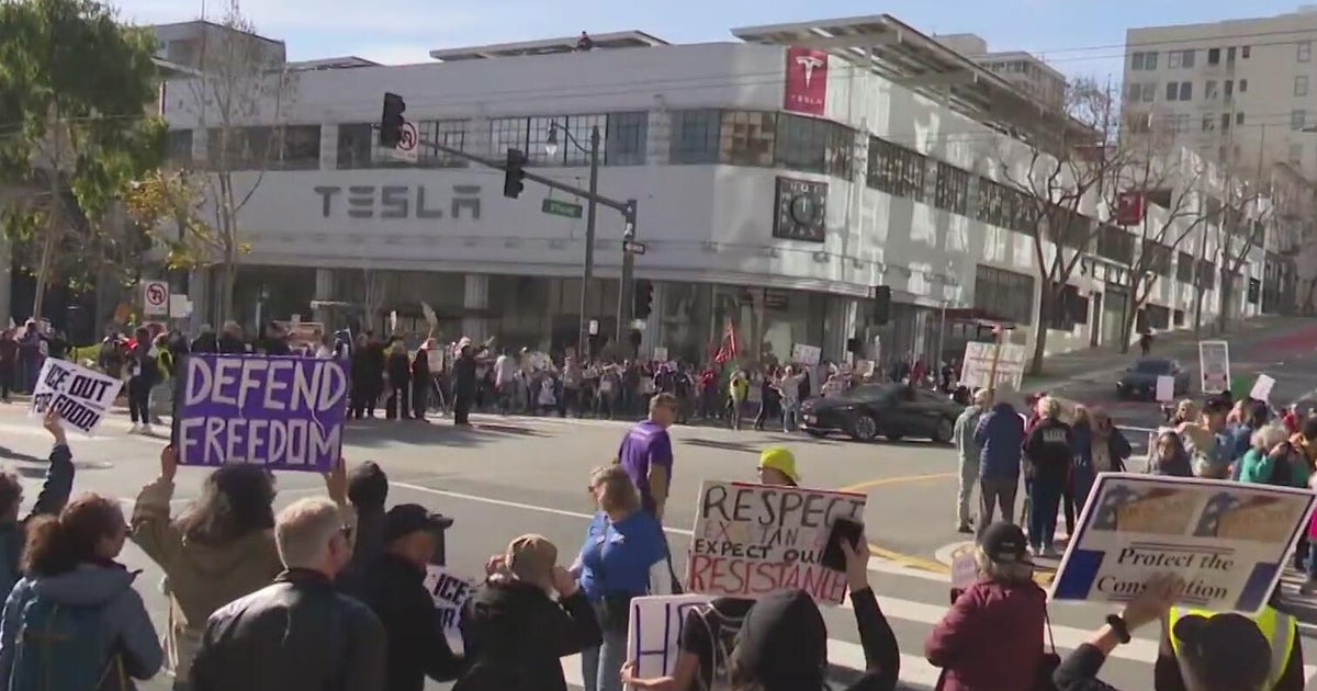 Hundreds rally in San Francisco over killing of Renee Nicole Good