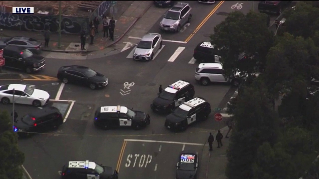 Oakland police pursue driver 