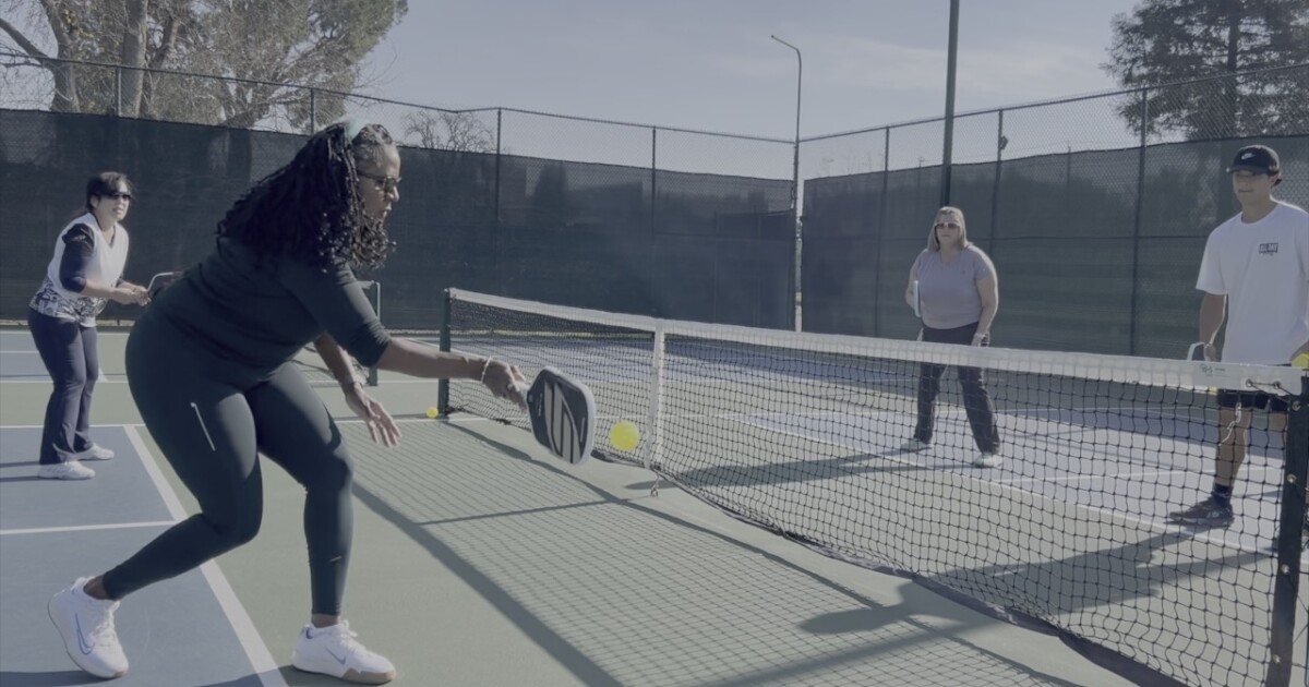 Pro pickleball player hosts packed Bakersfield clinics