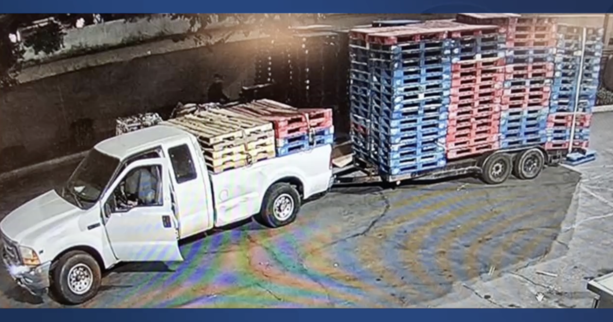 Police looking for man who allegedly stole pallets from Bakersfield Costco