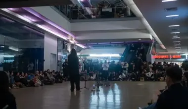POV: You just stumbled into the hottest secret concert in Los Angeles — in a mall