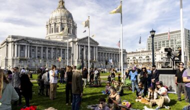 Fans in San Francisco pay tribute to Grateful Dead's Bob Weir, who died at age 78
